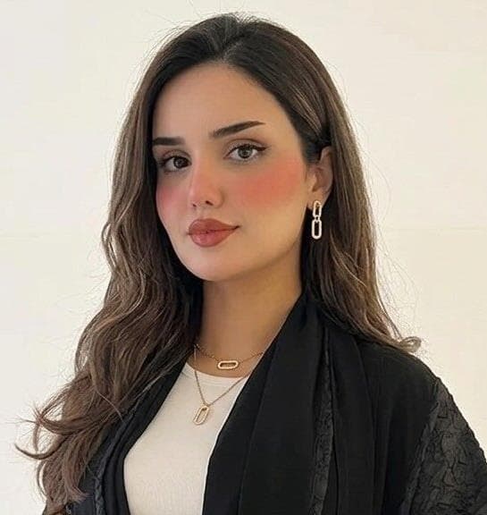 صانع محتوى خلال زيارة ميدانية لمتجر أجمل في البحرين