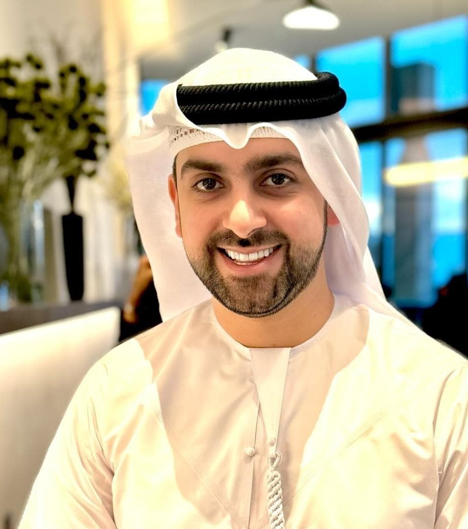 صانع محتوى خلال زيارة ميدانية لمتجر أجمل في الإمارات